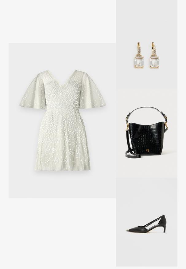 Needle & Thread LEILA DOT V NECK CAPE MINI DRESS - Koktejlové šaty / šaty na párty - mist; Černá kožená botička s nízkým podpatkem, špičatou stříbrnou špičkou a dvěma pásky s přezkami na bílém pozadí.; Černá kožená taška s krokodýlím vzorem, zakřiveného tvaru, se zlatými kovovými akcenty, nastavitelným popruhem a logem na přední straně.; Náušnice ve zlatém odstínu s obdélníkovým, průhledným krystalem zavěšeným pod řadou malých, kulatých průhledných akcentů. Elegantní, moderní design.