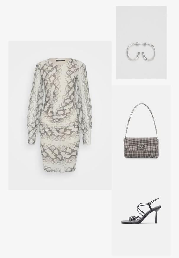 Gyvatės rašto suknelė su ilgomis pūstomis rankovėmis, prigludusiu siluetu ir raukšlių detalėmis šviesiai rudos ir pilkos spalvose.; Juodos aukštakulnės sandalai pasižymi plonyčiais dirželiais su mazgo dizainu, lygiu kvadratiniu pirštu ir elegantišku stiletto kulnu.; Šviesiai pilka metalinė rankinė su grandinėlės dirželiu, papuošta mažais apvaliais metaliniais smeigėmis ir trikampiu prekės ženklu.; Sidabriniai lankelio formos auskarai su lygiu, blizgiu paviršiumi, išlenktos formos ir su užsegimu. Minimalistinio dizaino su moderniu apdaila.