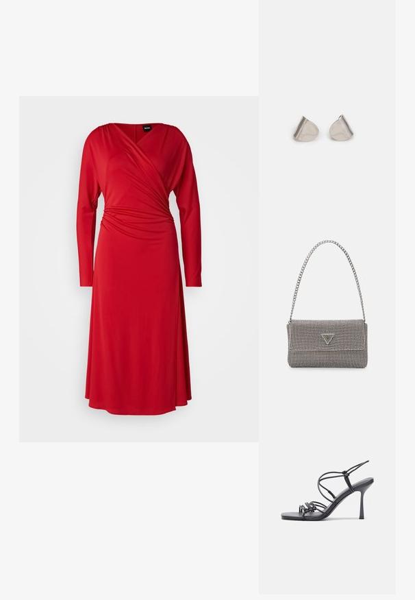 Czerwona, długosleeve sukienka z dekoltem w kształcie litery V, marszczonym stanikiem i zwiewnym dołem. Wykonana z gładkiego, lekkiego materiału dla komfortu i swobody.; Czarne sandały na wysokim obcasie mają cienkie paski z węzłowym wzorem, gładki, kwadratowy czubek i smukły obcas w stylu szpilki.; Jasnoszara metaliczna torebka na łańcuszku, ozdobiona małymi okrągłymi metalowymi ćwiekami oraz trójkątnym logo marki.; Srebrne metalowe kolczyki o gładkim, kroplowym kształcie i wypolerowanym wykończeniu. Delikatne grawerunki dodają szczegółów. Minimalistyczny design.