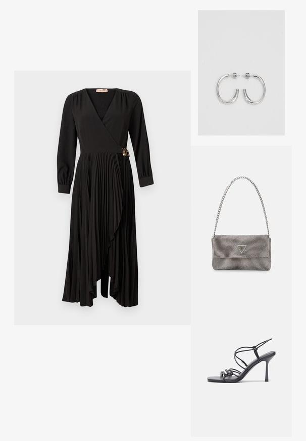 Fekete, redőzött, átkötős ruha hosszú ujjal, mély V-kivágással és arany színű díszítéssel a derékon. Simább anyag, laza sziluett.; Fekete magas sarkú szandálok vékony pántokkal, csomózott mintával, sima négyzetes orral és karcsú stiletto sarkal rendelkeznek.; Világosszürke fémes kézitáska lánc pánttal, kis kör alakú fém kifinomult díszítéssel és háromszög alakú márkagéppel.; Ezüst karika fülbevalók sima, fényes felülettel. Lekerekített forma, könnyű kialakítással, tűs zárómechanizmussal.