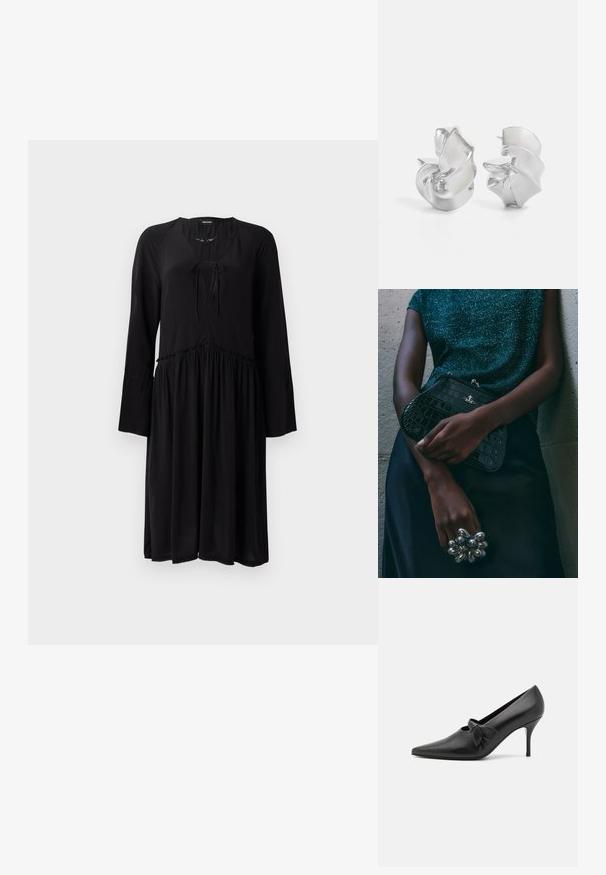 Vestido negro de tela ligera con mangas largas y acampanadas, escote en V con un lazo y una cintura fruncida que da lugar a una falda fluida.; GIABORGHINI ARTEMIS - Tacones - black; Bolso de mano negro con estampado de cocodrilo y herrajes plateados, sostenido frente a un fondo gris texturizado. Presenta una superficie brillante.; Pendientes de plata con un diseño en espiral y fluido. Textura suave con un acabado pulido. Presenta un brillo sutil y no tiene adornos visibles.