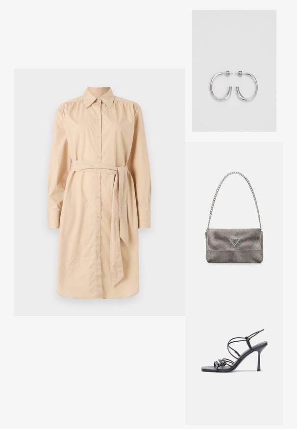 Bež haljina od pamuka s dugim rukavima, dugmadi sprijeda, pojasom u struku i suptilnim nabranjima na ramenima.; Crne sandale na visokoj potpetici imaju tanke trake s čvorastim dizajnom, glatki kvadratni vrh i elegantnu stiletto petu.; Svijetlosivi metalik ruksač s lancem, ukrašen malim okruglim metalnim zakovicama i trokutastim logotipom marke.; Srebro naušnice u obliku prstena s glatkom, sjajnom završnom obradom. Zaobljenog oblika, laganog dizajna, s kopčom na poleđini.