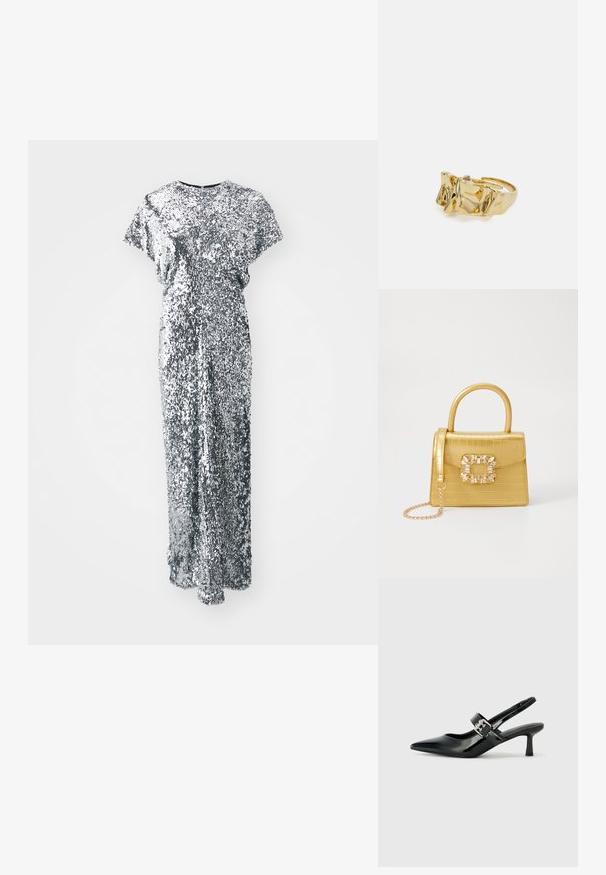 Abito lungo argento con paillettes, maniche corte, scollatura tonda e silhouette dritta. La texture è lucida e riflettente.; Décolleté neri in vernice con punta affilata e tacco a blocco piccolo, dotati di un accentuato con fibbia argentata sulla cinturino.; Borsa finta coccodrillo gialla con design strutturato, manico superiore, tracolla a catena removibile e abbellimenti in cristallo decorativi sulla chiusura.; Anello d'oro con design testurizzato e ondulato, caratterizzato da tre picchi prominenti. Superficie liscia e lucida con una fascia aperta per una vestibilità regolabile.