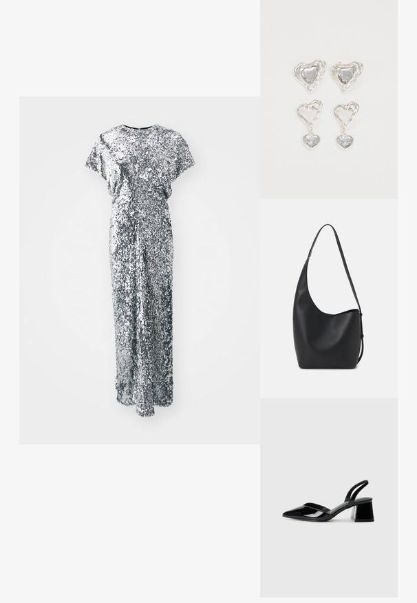 Lång klänning med silverfärgade paljetter, korta ärmar, rundad halsringning och rak silhuett. Texturen är glänsande och reflekterande.; Svarta lackläder slingback klackar med spetsig tå och geometrisk klack. Har en elegant, minimalistisk design och slät yta.; Svart läder hobo-väska med en slät textur, kurvig form och en justerbar axelrem; har en bred öppning upptill.; Silvriga örhängen i hjärtform har slipade klara stenar och en texturerad ram. Setet inkluderar både stift- och hängande stilar.