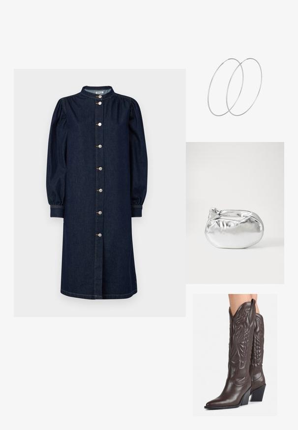 Tamno plava traper haljina s mandarin kragnom, dugim napuhanim rukavima i prednjim kopčanjem na gumbe s srebrnim detaljima i suptilnim šivanjem.; Smeđe kožne kauboj čizme s šiljastim vrhom i blok-potpeticom, s detaljno izvezenim šavovima i uzdignutim naglascima na okovu.; Srebrna metalik torbica s mekim, zaobljenim oblikom i čvorastim zatvaranjem na vrhu. Izrađena od glatke sintetičke kože.; Srebrne okrugle naušnice s minimalističkim dizajnom. Kružni oblik, glatka tekstura i tanak profil. Lagane s poliranim završetkom.