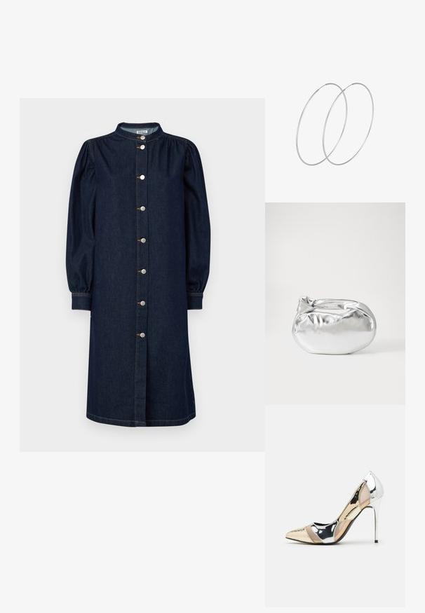 Granatowa sukienka z denimu z kołnierzykiem mandarynki, długimi bufkami oraz guzikiem na przodzie, ozdobiona srebrnymi detalami i delikatnym przeszyciem.; Czółenka na wysokim obcasie z wąskim noskiem w kolorze srebrnym, złotym i nude. Lśniące wykończenie z wycięciami, z obcasem w stylu stiletto.; Srebrna metaliczna torba worek o miękkim, zaokrąglonym kształcie i zawiązywanym z góry zapięciem. Wykonana z gładkiego materiału imitującego skórę.; Srebrne kolczyki w formie obręczy o minimalistycznym designie. Okrągły kształt, gładka faktura i cienki profil. Lekkie, z polerowanym wykończeniem.
