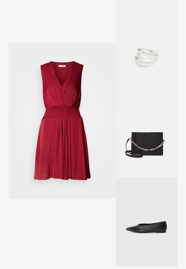 Raudona be rankovių suknelė su giliais V formos iškirpimu, smulkia juosmens dalimi ir pūkuota sijonu. Minkšta, lengva medžiaga su subtilia tekstūra.; Juodas odinis baleto batas, su smailiu pirštu, minimalistinio dizaino, lygiu paviršiumi, žemo profilio kulnu, be matomos aparatūros ar papuošimų.; Juodas odinis per petį nešiojamas krepšys turi lygų paviršių, stačiakampio formą ir metalinę grandinėlę priekyje. Pridedama reguliuojama dirželis.; Sidabrinis dvigubas žiedas su lygiu, poliruotu paviršiumi. Pasižymi sklandžiu, kreiptu dizainu su persipinančiomis dalimis, suteikiančiomis modernų išvaizdą.