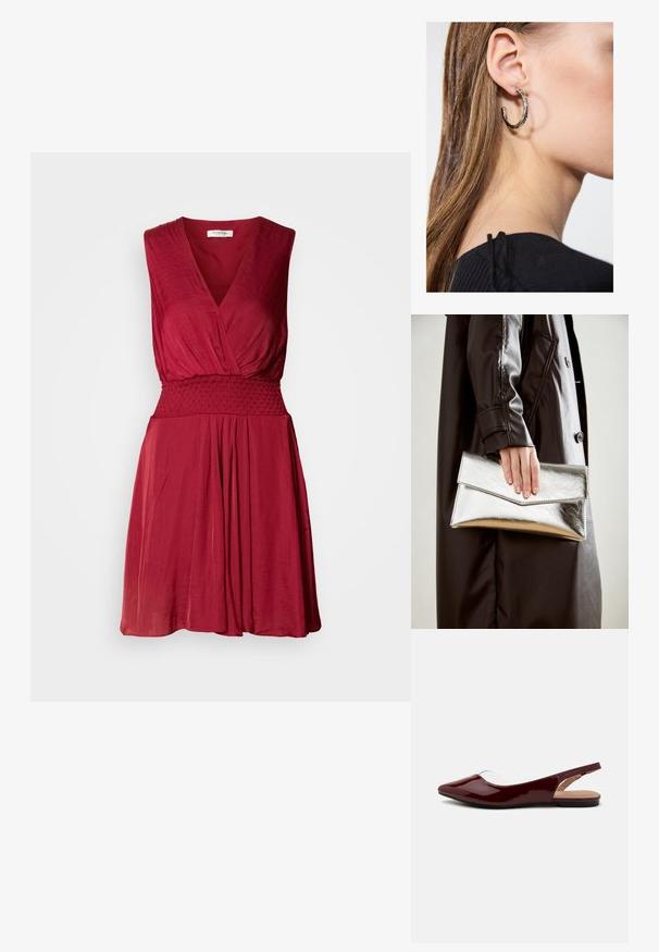 Punainen hihaton mekko, jossa on syvä V-muotoilu, smokkivyötärö ja lainehtiva hame. Pehmeä, kevyt kangas, jossa on hienovarainen tekstuuri.; Burgundy patentitokot slingback-kengät, joissa on terävä kärki, läpinäkyvä aukko ja musta litteä pohja. Sileä pinta, minimalistinen muotoilu.; Hopeinen metallinen clutch-angular kirjekuorimuotoilu, sileä pinta ja kontrastivärinen sisustus, pidetään kädessä, jossa on musta takki.; Hopea renkaankorvakoru kiiltävällä pinnalla, jossa on pieniä kultaisia yksityiskohtia ja pyöreä muoto, käytetty korvalla.