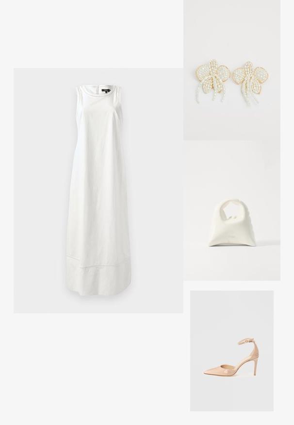 Bezramenné biele šaty vyrobené z látky s hladkou textúrou, ktoré majú jednoduchý dizajn a rovný strih s jemným prešívaním na leme.; Naha lesklá kožená topánka s ostrou špičkou a remienkom okolo členka, s ihlovým podpätkom, s hladkým povrchom a minimalistickým dizajnom.; Biela kabelka s textúrovaným, zakriveným dizajnom. Disponuje výraznou rukoväťou a zaobleným dnom, s hladkým povrchom a minimálnym kovovým príslušenstvom.; Perlové náušnice v tvare kvetu so zlatými akcentmi. Každý lupienok zdobia malé, okrúhle perly usporiadané do kvetinového dizajnu, s vlečením perlových detailov.