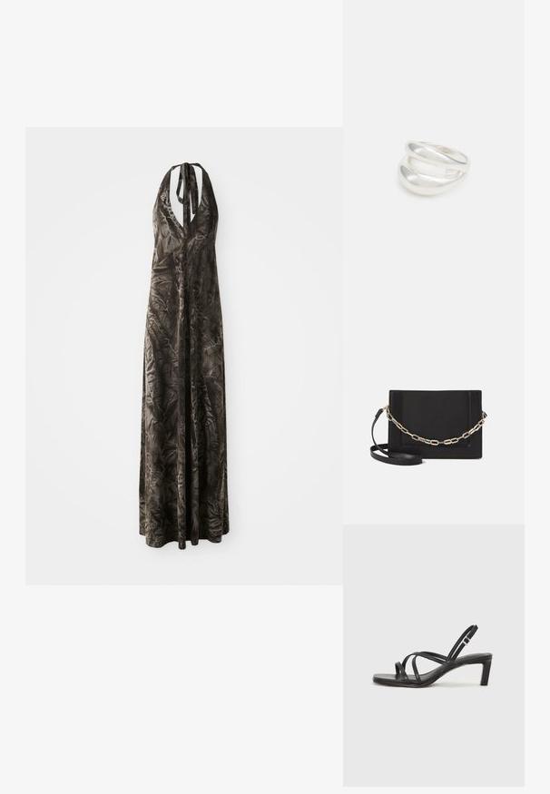 Pitkä, tummanharmaa halterneck-mekko pehmeästä, ryppyisestä kankaasta, syvällä V-kauluksella ja säädettävillä olkaimilla, virtaamassa nilkkoihin saakka.; Mustat hihnalligat, joissa on neliön muotoinen kärki ja matala lohkokorko. Ominaisuuksiin kuuluu useita ohuita hihnoja ja säädettävä nilkkahihna. Valmistettu sileästä nahasta.; Musta nahkainen olkalaukku, jossa on sileä pinta, suorakulmainen muoto ja metalliketju yksityiskohtana edessä. Mukana säädettävä hihna.; Hopeinen kaksinkertainen rengas, jossa on sileä, kiillotettu pinta. Siinä on sulava, kaareva muotoilu, jossa on päällekkäisiä osia modernin ilmeen saavuttamiseksi.