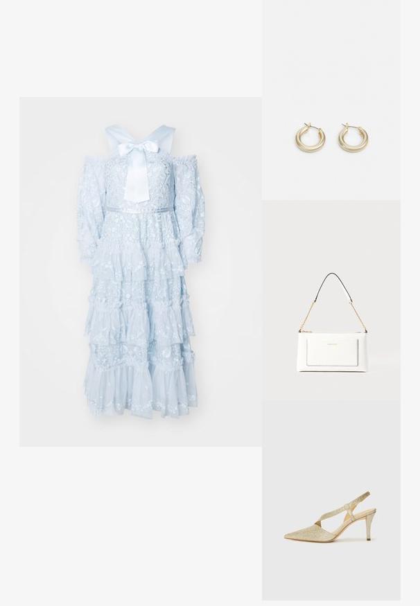 Lichtblauwe gelaagde jurk van doorschijnende stof met bloemenborduursel, schoudervullende mouwen en een grote satijnen strik op de rug.; Glinsterende gouden slingback pump met een puntige neus, dunne enkelband en een slanke hak. Het oppervlak heeft een gestructureerde metallic afwerking.; Witte leren handtas met een textuurafwerking, voorzien van een gouden schouderhengsel en zwarte accenten. Inclusief een voorvak en ritssluiting.; Lauren Ralph Lauren BASIC SMALL HOOP - Oorbellen - gold-coloured