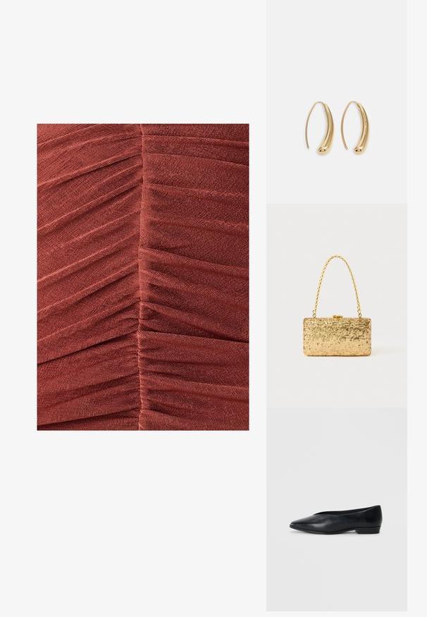 Ruošiuotas audinys, suknelė tamsiai rusvos spalvos, rodo horizontalias klostes ir tekstūruotą paviršių, pabrėždama kūną glaudžiančią siluetą.; Juodas odinis plokščias batelis su smailiu kojų pirštu, šiek tiek pakelta kulna ir lygiu paviršiumi. Paprastas dizainas be matomų detalių ar raštų.; Auksinė blizgučių rankinė, stačiakampio formos, su susuktos grandinėlės rankena ir metaliniu užsegimu, atspindinti šviesą su tekstūruotu paviršiumi.; Auksinės metalinės auskarų kabės su lenktą, pailgą forma. Turi lygų, blizgantį paviršių ir užapvalintą galiuką papildomam akcentui.