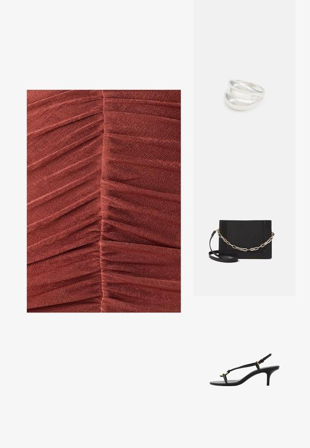 Obleka iz gubanega blaga v temno rjavem odtenku, ki prikazuje horizontalne naborke in teksturirano površino, kar poudarja silhueto, ki se prilega telesu.; Črne usnjene sandale s kitten peto, tankimi trakovi, zlate zaponke in minimalistično zanko za prste na beli podlagi.; Črna usnjena torba čez ramo z gladko teksturo, pravokotno obliko in kovinskim verižnim detajlom spredaj. Vključena je nastavljiva naramnica.; Srebrn dvojni prstan z gladko, polirano površino. Ima tekoč, ukrivljen dizajn z prekrivajočimi se sekcijami za sodoben videz.
