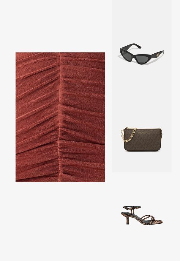 Haljina od nabrane tkanine u dubokoj hrđavoj boji, koja prikazuje horizontalne nabore i teksturirani završetak, naglašavajući siluetu koja se tijesno prilagođava tijelu.; Sandal na visokoj peti s leopard uzorkom, kvadratnim vrhom, višestrukim trakama i srednjom petom. Napravljen od mekanog tekstilnog materijala.; Naočale u obliku mačjih očiju s okvirom od mat crne plastike, tamnim lećama i zlatnim logotipom na sljepočnici. Kutni dizajn i glatka tekstura.; Smeđa kožna torba preko ramena s uzorkom loga, zlatna lanac trakica, zatvaranje na patentni zatvarač i zlatni metalni detalji. Kompaktna i pravokutna forma.