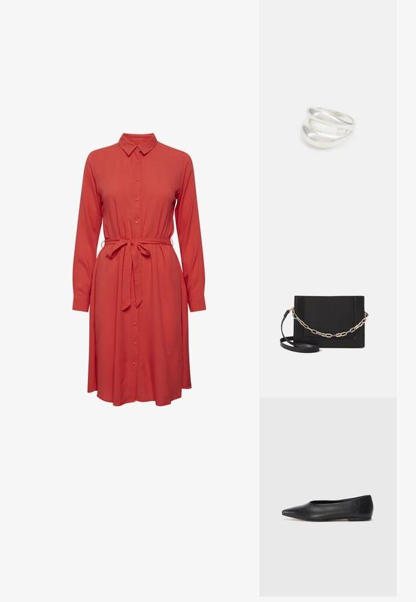 Sarkana kleita ar garām piedurknēm, pogu aizdari priekšpusē un jostu viduklī. Mīksta auduma un plūstoša, brīva silueta.; Melna ādas baleta kurpe, ar norādītu purngalu, minimālisma dizains, gluda tekstūra, zema papēža augstums, bez redzamiem aksesuāriem vai rotājumiem.; Melna ādas crossbody soma ar gludu faktūru, taisnstūrveida formu un metalizētu ķēdes detaļu priekšā. Iekļauta regulējama siksna.; Sudraba divu joslu gredzens ar gludu, pulētu virsmu. Iezīmējas ar plūstošu, izliekta dizaina struktūru ar pārklājošām sekcijām modernam izskatam.