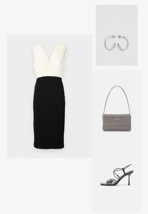 Haljina u crno-bijeloj boji s V-izrezom; gornji dio od glatkog materijala, dok donji dio ima teksturirani, naborani dizajn. Bez rukava.; Crne sandale na visokoj potpetici imaju tanke trake s čvorastim dizajnom, glatki kvadratni vrh i elegantnu stiletto petu.; Svijetlosivi metalik ruksač s lancem, ukrašen malim okruglim metalnim zakovicama i trokutastim logotipom marke.; Srebrne naušnice u obliku obruča sa glatkom, sjajnom površinom, zakrivljenog oblika i zatvaranjem na čep. Minimalistički dizajn s modernim završetkom.