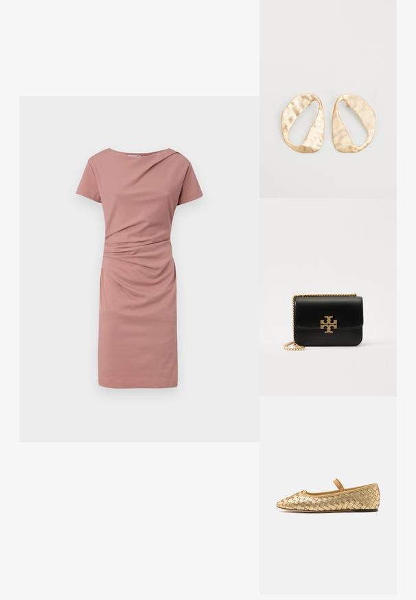 Kurzes Sommerkleid in Hellrosa mit einem runden Ausschnitt, drapiertem Vorderbereich und slim fit, das oberhalb des Knies endet.; Loeffler Randall LEONIE SOFT BALLET FLAT - Riemchenballerina - gold; Schwarze Ledertasche mit goldfarbener Kettenriemen und Logo-Akzent. Hat eine rechteckige Form mit einem umklappbaren Klappenverschluss. Glatte Textur.; Ein Paar unregelmäßige, oval geformte Ohrringe aus goldfarbenem Metall mit einer strukturierten, leicht gehämmerten Oberfläche auf weißem Hintergrund.
