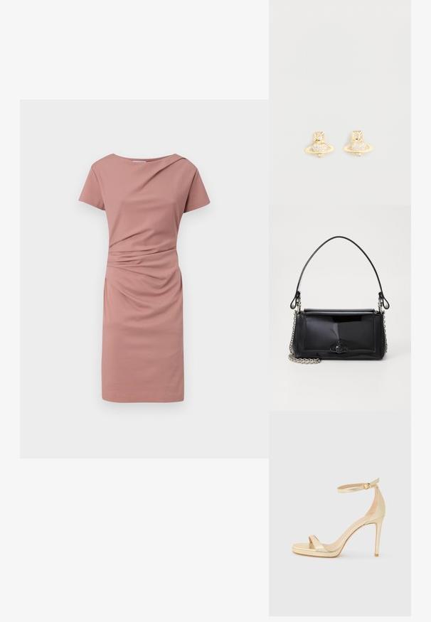 Rövid ujjú, világos rózsaszín ruha, lekerekített nyakkivágással, redőzött elejével és karcsú fazonjával, amely a térd fölé ér.; Arany fémes, magas sarkú szandál nyitott orral, bokapánttal és csattal, valamint emelt talppal a magasabb magasságért. Simaság érzet.; Fekete lakkbőr kézitáska téglalap alakú, láncos vállpánttal és középen egy jellegzetes fém díszítéssel. Simaszerkezet.; Arany színű fülbevalók, amelyek a Szaturnusz dizájnját követik, textúrált sávval és beágyazott kör alakú kristályokkal a még nagyobb csillogásért.