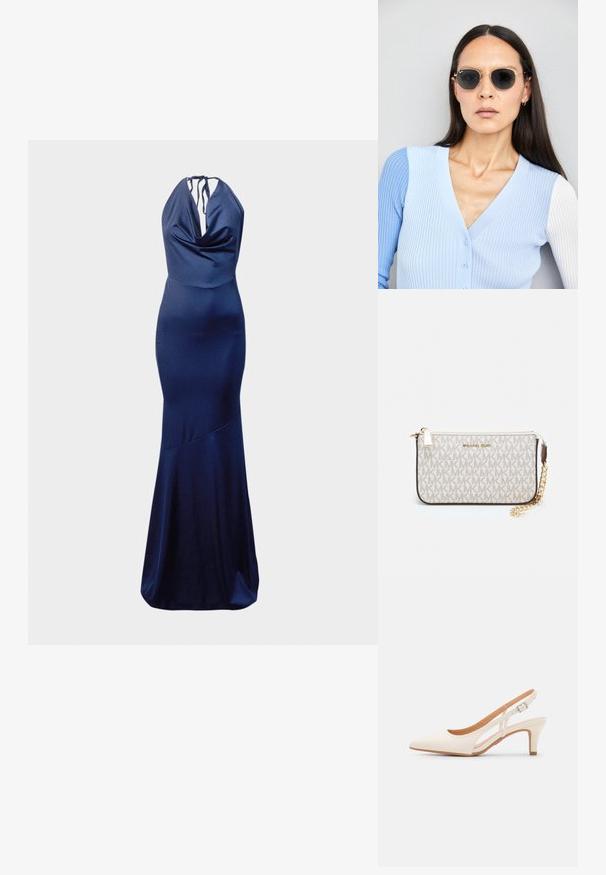 Námořnická modrá bezramenná večerní šaty z hladkého materiálu; mají drapovaný výstřih, přiléhavé tělo a rozšířený lem s jemným švem.; Bílé lodičky na podpatku s špicatou špičkou, hladkým svrškem, nízkým blokovým podpatkem a designem s bočním výřezem se stahovací sponou.; Kulaté sluneční brýle s tmavými čočkami a zlatými rámy. Modelka má na sobě světle modrý žebrovaný kardigan s knoflíky a kontrastními bílými rukávy.; Kabelka na zápěstí Michael Kors v béžové potažené plátno s opakujícím se vzorem loga MK, zlatými kovovými doplňky a odnímatelným řetízkovým popruhem.
