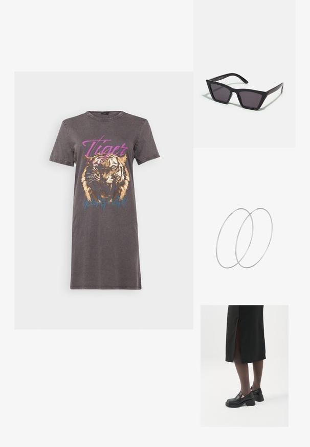 Siva majica obleka z grafiko tigra, metalno zlato in modro besedilo, okrogla izrezana ovratnica in kratki rokavi z rahlo obrabljenimi robovi.; Črne usnjene čevlje s zaobljenim prstom, debelim blokastim petama in elastičnimi stranskimi detajli, v kombinaciji s temno nogavicami in črno krilo z razporkom.; Črne, angularne sončne očala z sivimi lečami; izdelana iz plastike, imajo debele ročke z gladko površino in brez vidne opreme.; Srebrne uhane v obliki obroča z minimalističnim dizajnom. Krožna oblika, gladka tekstura in tanek profil. Lahki s poliranim zaključkom.