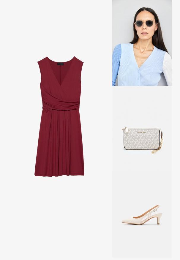 Burgunderfarbenes, ärmelloses Kleid mit Wickeldesign, geraffter Taille und weichem, fließendem Stoff, der bis zu einem knieumspielenden Saum reicht.; Weiße Slingback-Absätze mit spitzer Zehenpartie, glattem Obermaterial, niedrigem Blockabsatz und seitlichem Ausschnitt-Design mit verstellbarem Schnallenriemen.; Runde Sonnenbrillen mit dunklen Gläsern und goldenen Rahmen. Das Modell trägt eine hellblaue, gerippte Strickjacke mit Knöpfen und weißen Kontrastärmeln.; Michael Kors Clutch in beige beschichtetem Canvas mit einem wiederholten MK-Logo-Muster, goldfarbener hardware und einem abnehmbaren Kettenriemen.