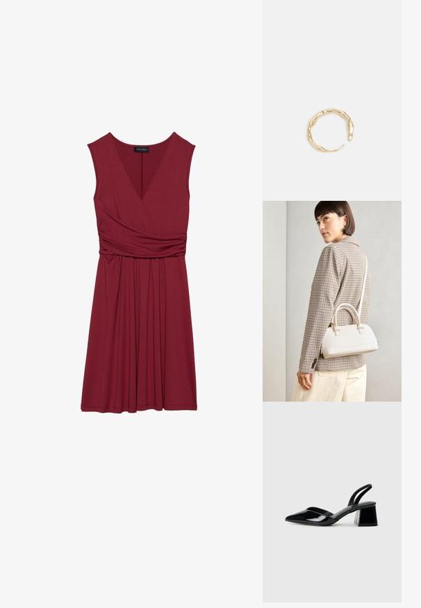Burgundska brezrokavnik obleka s preklopnim dizajnom, zbranim pasom in mehkimi, drapečimi materiali, ki sega do dolžine kolen.; Črne lakirane slingback pete s koničastim nosom in geometrijsko blokasto peto. Imajo eleganten, minimalističen dizajn in gladko teksturo.; Bela strukturirana torba z kratkimi ročaji in naramnim trakom, z zlatimi okrasnimi elementi in teksturiranim materialom, prikazana na sivi podlagi.; Zlati prstan s organskim, zvitim dizajnom, gladko površino in taperiranimi konci, ki ustvarja modernega, skulpturalnega videza.