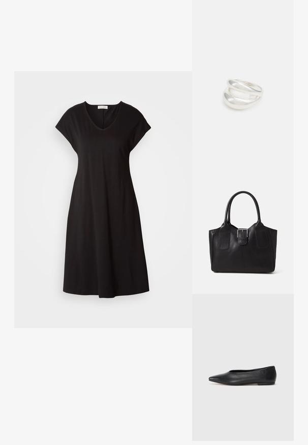 Črna obleka s kratkimi rokavi in V-izrezom. Narejena iz mehke, lahke tkanine. A-linijska silhueta, ki se rahlo konča nad kolenom. Brez vzorcev ali okrasitev.; Črne usnjene balerinke, koničast toe, minimalističen dizajn, gladka tekstura, nizka peta, brez vidnih kovinskih delov ali okraskov.; Črna usnjena torba s gladko teksturo, strukturirano obliko, dvema ročkama in izrazitim srebrnim sponko na sprednji strani.; Srebrn dvojni prstan z gladko, polirano površino. Ima tekoč, ukrivljen dizajn z prekrivajočimi se sekcijami za sodoben videz.