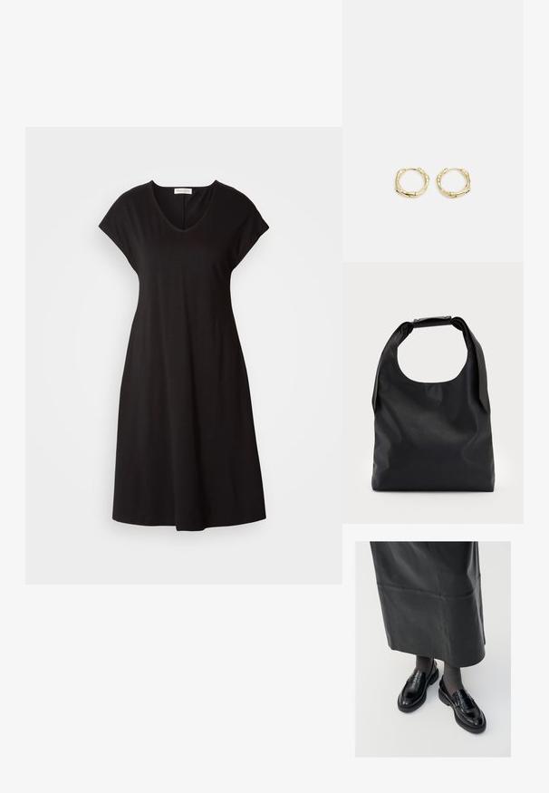 Czarna sukienka na krótki rękaw z dekoltem w kształcie litery V. Wykonana z miękkiej, lekkiej tkaniny. Sylwetka w kształcie litery A, która kończy się tuż nad kolanem. Brak wzorów i akcentów.; Czarne skórzane mokasyny o gładkim wykończeniu, z ozdobnym paskiem, okrągłym noskiem i teksturowaną podeszwą. Noszone z długą czarną skórzaną spódnicą.; Czarna skórzana torebka z dużym, otwartym górnym otworem i pojedynczym paskiem na ramię. Miękka tekstura, minimalistyczny design, subtelne akcenty z metalu.; Złote kolczyki w kształcie obręczy o teksturowanej, nieregularnej formie. Posiadają bezszwowe zapięcie oraz polerowane wykończenie, podkreślające nowoczesny design.