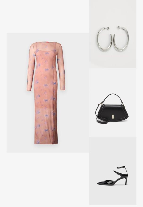 Lang, aansluitend jurkje van zacht, doorzichtig materiaal in een perzikkleur, versierd met een subtiel blauw abstract patroon, met lange mouwen en een vierkante halslijn.; Zwarte laarzen van gepatenteerd leer met een spitse neus, verstelbare enkelbandjes en een slanke hak. Gladde textuur met een glanzende afwerking.; Zwarte leren handtas met een gestructureerd ontwerp, featuring een verkorte vorm, bovenhandvat en gouden hardwareaccent. Inclusief verstelbare schouderband.; Zilveren oorringen met een gladde, gebogen vorm. Voorzien van een glanzende metallic afwerking en studsluiting. Geen zichtbare patronen of accenten.