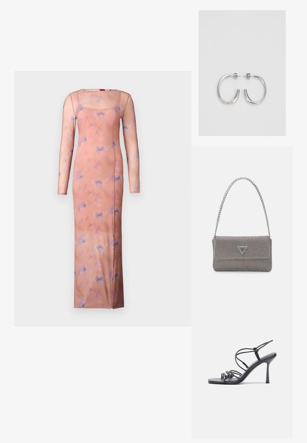 Dolga, oprijeta obleka iz mehke, prosojne tkanine v breskevovi barvi, okrašena z diskretnim modrim abstraktnim vzorcem, z dolgimi rokavi in kvadratnim izrezom.; Črne visoke sandale na peto imajo tanke naramnice z vozlom, gladek kvadratni toe in eleganten stiletto peto.; Svetlo siva kovinska torbica z verižnim ročajem, okrašena z majhnimi okroglimi kovinskimi bleščicami in trikotnim logotipom blagovne znamke.; Srebrne obročaste uhane z gladko, sijočo površino. Zaobljena oblika, lahka zasnova, z zapiranjem na zatič.