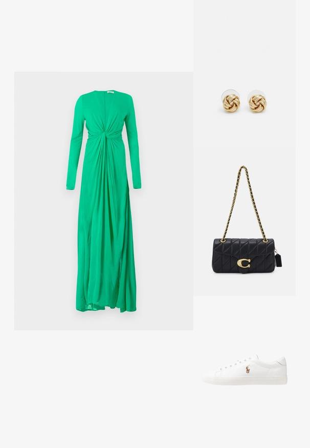 Zelena dolga obleka z dolgimi rokavi z nagubanjem v pasu, izdelana iz mehkega materiala, z globokim dekoltejem in tekočo krilo.; Bela usnjena teniski čevlji, nizki model, z gladko teksturo, okrogle konice, vezavi spredaj ter majhnim vezenim logotipom na strani.; Črna prešita torbica z zlatim verižnim ročajem, ki vsebuje značilen zlat ključ, majhno oznako in prikazuje teksturirano usnjeno površino.; Klavirske uhani v zlatem tonu s zvitim dizajnom. Vsak uhán je opremljen s krožno prozorno podlago za zagotavljanje varne nošnje.