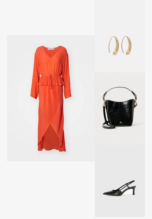Dlouhé, jasně oranžové šaty vyrobené z lehkého materiálu. Mají výstřih do V, dlouhé rukávy, elastický pas a asymetrický lem.; Černé lakované slingback podpatky s špičatou špičkou, zdobené texturovaným hadím vzorem, nastavovacím páskem a krátkým texturovaným blokovým podpatkem.; Černá kožená taška s krokodýlím vzorem, zakřiveného tvaru, se zlatými kovovými akcenty, nastavitelným popruhem a logem na přední straně.; Náušnice ve tvaru kruhu z pozlaceného kovu s vroubkovaným, prodlouženým tvarem. Mají hladký, lesklý povrch a zaoblený konec pro zvýraznění detailu.