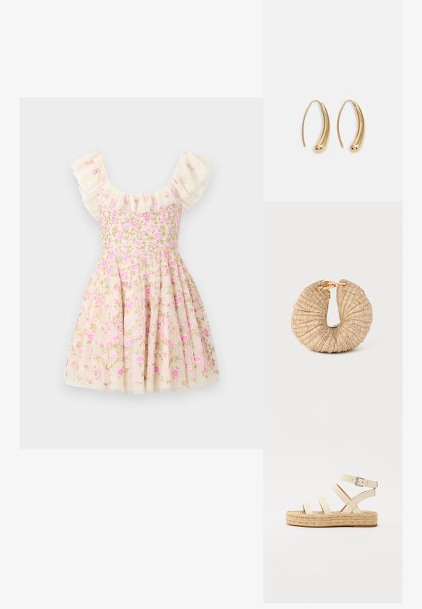 Vestido bordado floral em creme, com mangas em babados, flores rosas e uma saia rodada. Confeccionado em tecido leve.; Sandal com tiras cruzadas, em couro bege claro, com fivela no tornozelo, apresentando uma sola de plataforma em juta trançada e底 de borracha plana.; Cult Gaia UBAH - Carteira de mão - wheat; Brincos em metal dourado com forma de arco alongado e curvado. Apresentam uma superfície lisa e brilhante, com uma ponta arredondada para um detalhe adicional.