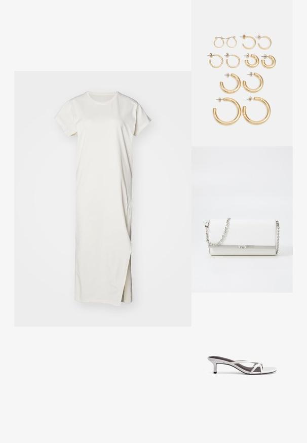 Biała sukienka z krótkim rękawem, wykonana z bawełny, o prostej sylwetce z rozcięciem na boku dla swobody ruchów. Gładka tekstura.; Srebrne sandały na obcasie z krzyżującymi się paskami, o gładkiej fakturze i spiczastym nosku. Obcas ma wysokość około dwóch cali.; MICHAEL Michael Kors - Torba na ramię; Zestaw złotych kolczyków w kształcie kół, oferujący różne rozmiary i wzory, w tym małe, średnie i duże style, z gładkimi metalicznymi wykończeniami.