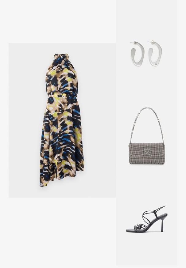 A könnyű anyagból készült, nyakpántos ruha többszínű absztrakt mintázattal rendelkezik, melyben barna, kék és zöld árnyalatok keverednek, aszimmetrikus aljjal.; Fekete magas sarkú szandálok vékony pántokkal, csomózott mintával, sima négyzetes orral és karcsú stiletto sarkal rendelkeznek.; Világosszürke fémes kézitáska lánc pánttal, kis kör alakú fém kifinomult díszítéssel és háromszög alakú márkagéppel.; Ezüst fém fülbevalók, amelyek folyékony, absztrakt formát ölelnek fel, fényes felülettel. Az egyik kis kristály díszítéssel kiemelkedik.