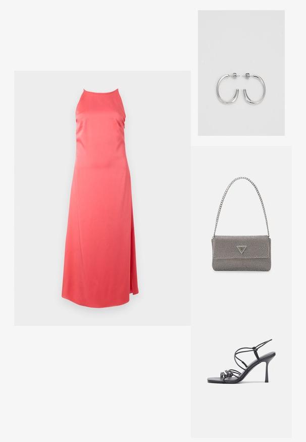 Vestido coral com um acabamento suave em cetim, design sem mangas e uma fenda lateral para uma silhueta fluida. Forma simples e moderna.; As sandálias de salto alto pretas apresentam tiras finas com um design em nó, uma biqueira quadrada lisa e um elegante salto agulha.; Bolsa metálica cinza claro com uma alça de corrente, adornada com pequenos rebites metálicos circulares e um logótipo triangular da marca.; Brincos de argola prateados com um acabamento suave e brilhante. Forma arredondada, design leve, com fecho de pino.