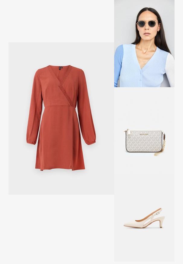 Rdzawą sukienkę z długimi, balonowymi rękawami, zapinaniem na krzyż, teksturowanym materiałem oraz dekoracyjną koronką wzdłuż dekoltu.; Biała szpilka slingback z ostrym noskiem, gładkim materiałem wierzchnim, niskim obcasem blokowym oraz wycięciami po bokach i regulowanym paskiem z klamrą.; Okrągłe okulary przeciwsłoneczne z ciemnymi soczewkami i złotymi ramkami. Modelka nosi jasnoniebieski kardigan w prążki z guzikami i białymi rękawami w kontrastowym kolorze.; Portfel na nadgarstek marki Michael Kors w beżowej, pokrytej płótnem, z powtarzającym się wzorem logo MK, złotym okuciem i odpinanym łańcuszkowym paskiem.