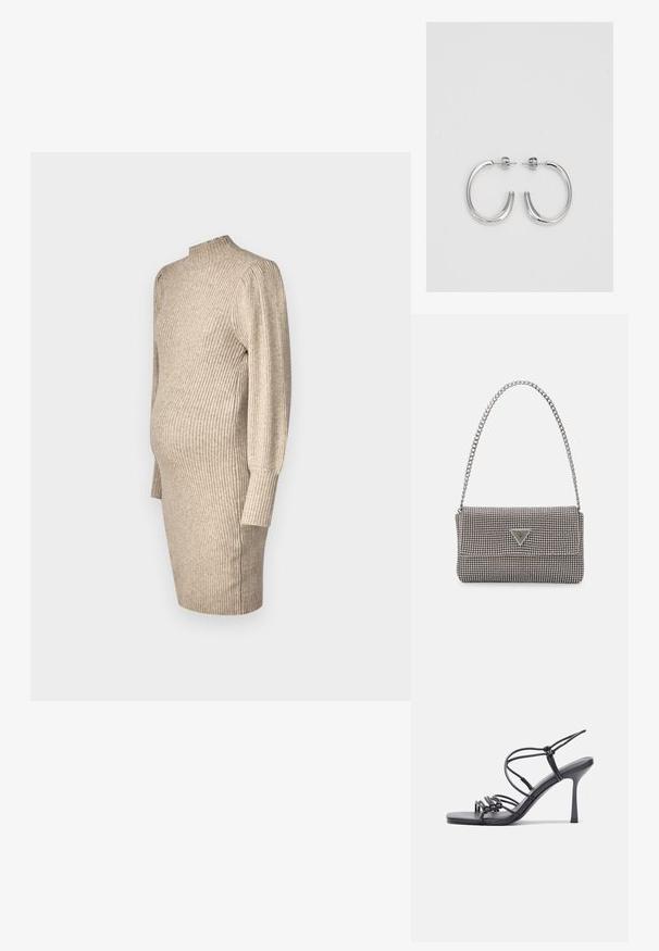 Pletené tehotenské šaty svetlej béžovej farby s vysokým golierom, rebrovanou textúrou, dlhými rukávmi a priliehavým strihom so bočnými rozparkom.; Čierne sandále na vysokom podpätku majú tenké remienky s uzlovým dizajnom, hladký štvorcový špičku a elegantný stiletto podpätok.; Svetlošedá metalická kabelka s reťazovým popruhom, ozdobená malými kruhovými kovovými štítkami a trojuholníkovým logom značky.; Strieborné kruhové náušnice s hladkým a lesklým povrchom. Okrúhly tvar, ľahký dizajn, s uzáverom na kolík.