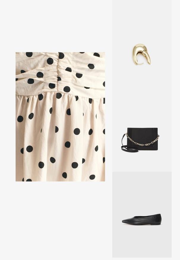 Svetlo béžová látka s čiernymi bodkami, so zberanou textúrou v hornej časti a splývavou, skladanou sukňou.; Čierne kožené baletky, špicatý špička, minimalistický dizajn, hladká textúra, nízky podpätok, bez viditeľných prvkov alebo ozdôb.; Čierna kožená crossbody taška s hladkou textúrou, obdĺžnikovým tvarom a kovovým reťazovým detailom na prednej strane. Súčasťou je nastaviteľný popruh.; Náušnice z kovu v zlatej farbe s elegantným, zakriveným dizajnom. Majú charakteristický špicatý tvar, leštený povrch a uzáver na pánt.