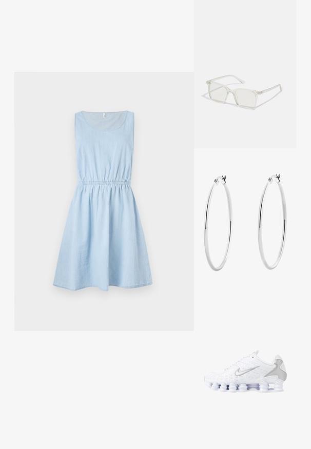 Svetlo modré bezrúkové šaty vyrobené z denimo, s elastickým pásom a rozšírenou sukňou, s okrúhlym výstrihom a jemnou textúrou.; Biele športové topánky s jemnou sieťovinou na hornej časti, striebornými detailmi a jedinečným dizajnom podpätka v tvare cievky. Majú polstrovaný golier a šnurovanie pre lepšie udržanie na nohe.; Priehľadné plastové okuliare s námestovými rámami a priehľadnými šošovkami, s kultivovanými zlatými akcentmi na spánkoch pre zvýraznenie detailov.; Strieborné kruhové náušnice s hladkým, lesklým povrchom a tenkým, kruhovým tvarom. Dizajn obsahuje bezpečné zapínanie.