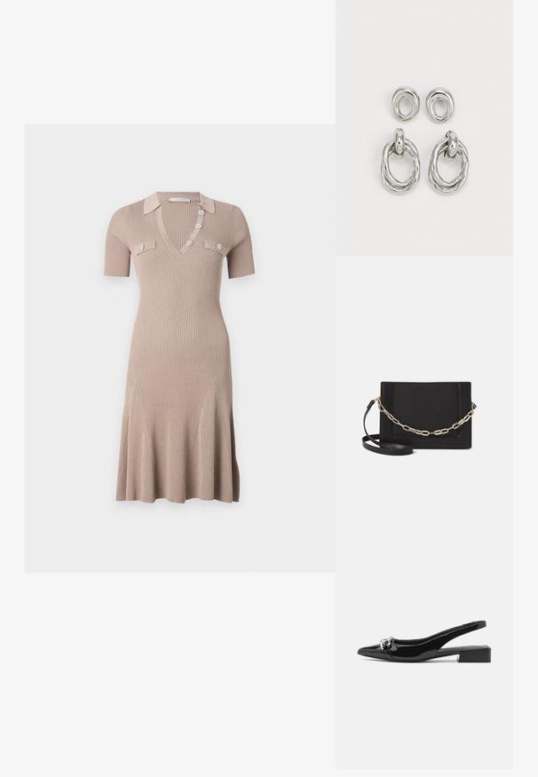Trikotažna obleka v svetlo bežni barvi, z V-izrezom, kratkimi rokavi in dekorativnimi gumbi. Razširjen rob z navpično rebrasto teksturo in sprednjimi žepi.; Črne lakirane slingback čevlje s zasukanim nosom, srebrnim okrasjem in nizkim blok peto. Gladka, sijoča tekstura po celotni površini.; Črna usnjena torba čez ramo z gladko teksturo, pravokotno obliko in kovinskim verižnim detajlom spredaj. Vključena je nastavljiva naramnica.; Nakit zlate barve iz kovine, ki vsebuje dva para oblik: zasukan kroglično uho in gladek kroglični uhani. Odsevna površina povečuje eleganco.