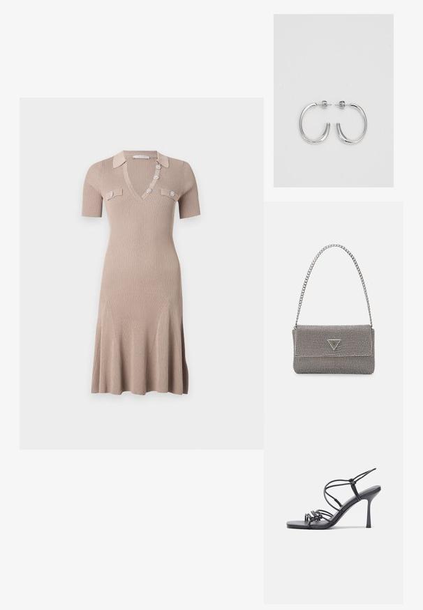 Gebreide jurk in lichtbeige, met een V-hals, korte mouwen en decoratieve knopen. Aansluitend asymmetrische zoom met verticale ribbeltextuur en voorzakken.; Zwarte hoge hakken sandaaltjes hebben dunne banden met een geknoopt ontwerp, een gladde vierkante neus en een elegante stiletto-hak.; Lichtgrijze metallic handtas met een kettingriem, versierd met kleine ronde metallic studs en een driehoekig merkimago.; Zilveren oorringen met een glad, glanzend oppervlak, met een gebogen vorm en een sluiting met steker. Minimalistisch ontwerp met een moderne afwerking.