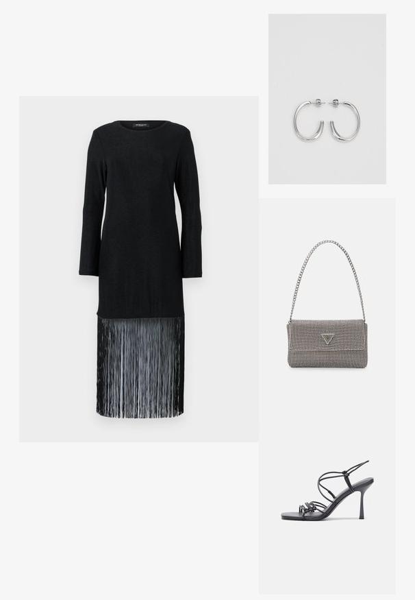 Čierne šaty s dlhým rukávom, ktoré majú pevnú vrchnú časť a strapcovú dolnú časť. Tkanina má jemný lesk, ktorý poskytuje kontrast textúry s detailom strapcov.; Čierne sandále na vysokom podpätku majú tenké remienky s uzlovým dizajnom, hladký štvorcový špičku a elegantný stiletto podpätok.; Svetlošedá metalická kabelka s reťazovým popruhom, ozdobená malými kruhovými kovovými štítkami a trojuholníkovým logom značky.; Strieborné kruhové náušnice s hladkým a lesklým povrchom. Okrúhly tvar, ľahký dizajn, s uzáverom na kolík.