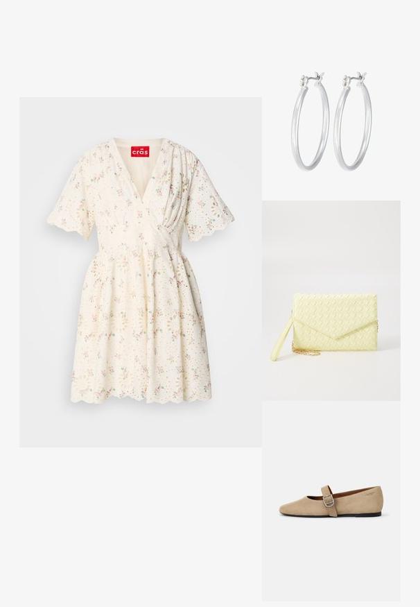 Biała sukienka z kwiatowym wzorem w różowym i zielonym kolorze, z dekoltem w serek, krótkimi rękawami i falbanastym dołem. Szczegóły tekstury tkaniny typu eyelet.; Beżowe zamszowe baleriny typu Mary Jane z ostrym noskiem i jedną regulowaną paskiem z srebrną klamrą. Czarna płaska podeszwa.; Żółty pleciony portfel kopertowy z klapką, odczepianym paskiem na nadgarstek i złotym akcentem łańcuszka. Gładka tekstura i prostokątny kształt.; Srebrne kolczyki w formie kółek o gładkim, polerowanym wykończeniu. O okrągłym kształcie i pewnym zapięciu na klik. Lekka konstrukcja odpowiednia do codziennego noszenia.