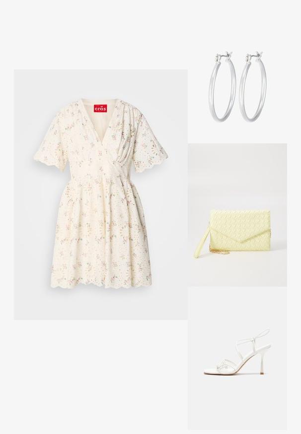 Bela obleka z cvetličnim vzorcem v roza in zeleni barvi, z V-izrezom, kratkimi rokavi in valovitim robom. Podrobnosti teksture tkanine v očesnem vzorcu.; Bela sandala na visoki pet z zavezanimi trakovi, z ravnim podplatom, teksturirano sprednjo stranjo z nabranimi detajli in ozkim gležnjenjem.; Rumena pletena torbica za ključe z zapiralom, odstranljivim zapestnim trakom in zlatim verižnim poudarkom. Gladka tekstura in pravokotna oblika.; Srebrni obroči za ušesa z gladko, polirano površino. Okrogla oblika in varna zaponka s klikom. Lahka zasnova, primerna za vsakodnevno nošenje.