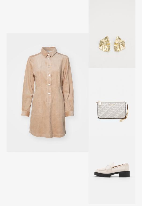 Vestido de veludo cotelê em tom bege, com gola, fecho à frente com botões, mangas longas e dois bolsos frontais. Apresenta uma textura de riscas verticais.; Mocassins em couro bege claro com frente costurada e um salto plataforma preto texturizado. Apresenta um design curvado e uma ligeira elevação.; Pochete Michael Kors em tela revestida bege com padrão repetido do logotipo MK, ferragens douradas e uma alça de corrente destacável.; Brincos metálicos dourados com um design ondulado; superfície lisa e reflexiva; forma assimétrica; sem padrões ou acessórios visíveis.