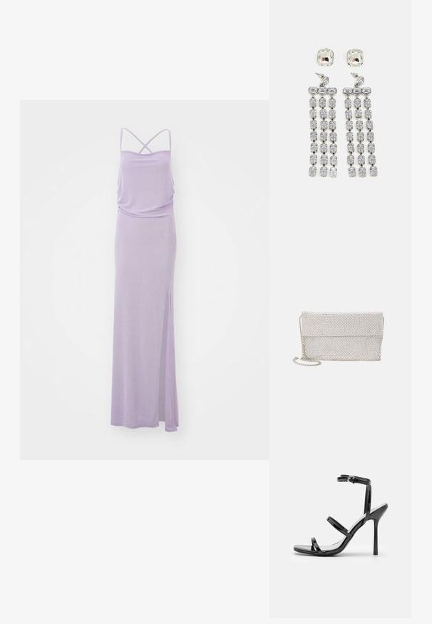 Hosszú levendula színű ruha pántokkal, laza fazon, redőzött mellezékkel és oldalsó hasítékkal. Sima textúra, minimalista dizájn és egyszínű kivitel.; Fekete lakkbőr magassarkú szandál, három vízszintes pánttal és állítható bokapánttal. Sleek sziluett és fényes felület.; Ezüst hálós clutch táska textúrált, szőtt mintázattal, hajtótetővel és levehető lánc pánttal a könnyű hordozhatóság érdekében.; Kristály csepp fülbevalók ezüst színű fémalkatrészekkel, négyzet alakú studdal és lefelé csüngő téglalap és oktogon alakú kristályok sorozatával.