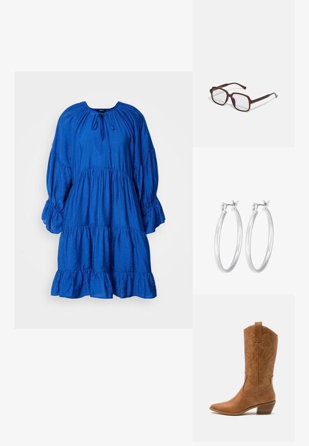 Niebieska, warstwowa sukienka z okrągłym dekoltem, bufiastymi rękawami i marszczonym pasem. Wykonana z teksturowanej tkaniny o delikatnym połysku.; Brązowe skórzane kowbojki z wyciągniętym nosem, haftowanymi wzorami spiralnymi na cholewie oraz blokowym obcasem. Posiadają pętlę ułatwiającą zakładanie.; Brązowe, prostokątne okulary z przezroczystymi soczewkami i fioletowymi odcieniami. Gładka plastikowa oprawka z prostymi zausznikami i subtelnymi detalami.; Srebrne kolczyki w formie kółek o gładkim, polerowanym wykończeniu. O okrągłym kształcie i pewnym zapięciu na klik. Lekka konstrukcja odpowiednia do codziennego noszenia.