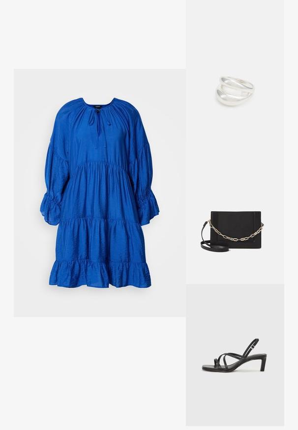 Blaues, gestuftes Kleid mit rundem Ausschnitt, Puffärmeln und gerafftem Bund. Hergestellt aus strukturiertem Stoff mit einem sanften Glanz.; Schwarze Sandale mit Riemchen, quadratischer Zehenform und niedrigem Blockabsatz. Verfügt über mehrere dünne Riemen und einen verstellbaren Knöchelriemen. Hergestellt aus glattem Leder.; Schwarze Leder-Crossbody-Tasche mit glatter Textur, rechteckiger Form und metallic-kettendetail auf der Vorderseite. Verstellbarer Gurt inklusive.; Silberner Doppelring mit einer glatten, polierten Oberfläche. Verfügt über ein fließendes, kurviges Design mit überlappenden Abschnitten für einen modernen Look.