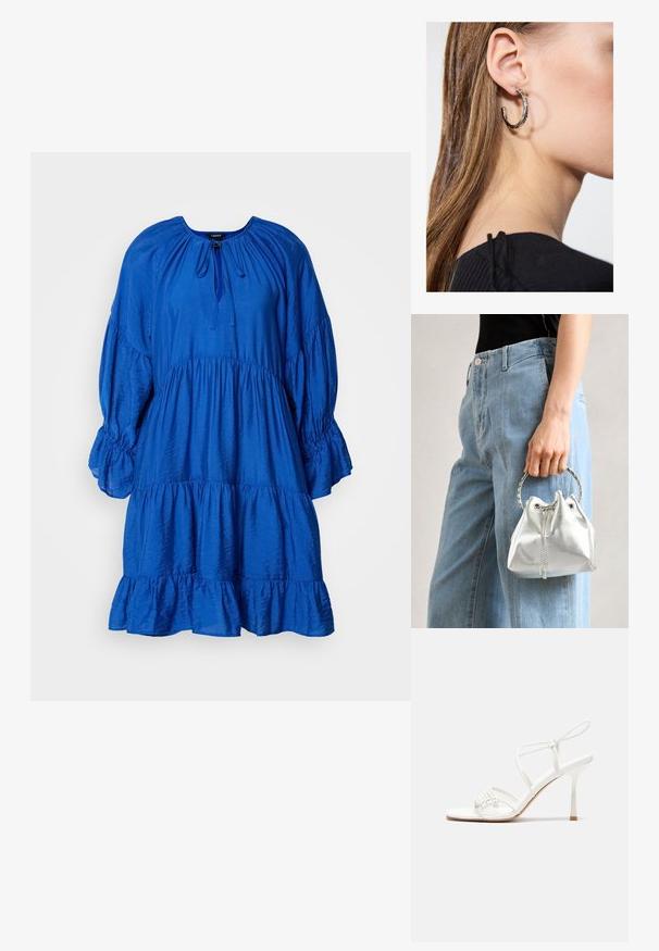 Rochie albastră, învolută, cu decolteu rotund, mâneci bufante și talie strânsă. Fabricată dintr-un material texturat cu un luciu delicat.; Sandale albe cu toc înalt, cu barete, bază plată pentru degete, față texturată cu accente strânse și o curea subțire la glezna.; Geantă tip bucket metalică argintie, cu un finisaj texturat, decorată cu o mânere rotundă argintie și închidere cu șnur, ținută lângă blugi albaștri deschiși.; Cercel din argint cu un finisaj polișat, având detalii mici din aur și o formă rotundă, purtat pe lobul urechii.